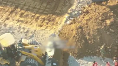 די רויטע קרייץ האט זיך באטייליגט ביי א פעיק גראבן צערעמאניע פון חאמאס צו למשל אויפזוכן משכונות