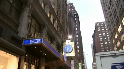 ניו יארק סיטי האס אטאקע: מדנ"י באזוכער ווערט אטאקירט נאכדעם וואס דער אטאקירער האט אראפגעווארפן זיין קאפל.