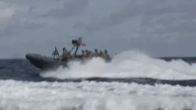 אמעריקאנע מארינס פירן דורך לעבעדיגע פייער שיפל טעסטס אין קאריבישן ים.