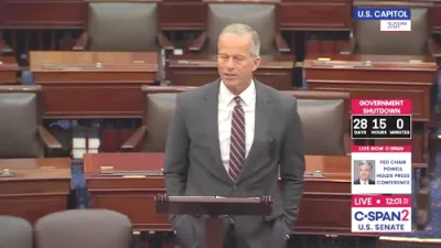 סענאט פירער טון קריטיקירט דעמאקראטן פארן פארשפארן און בלאקירן די רעגירונג ארבעטערס באצאלונג 13 מאל.