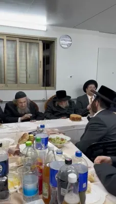 זאנוויל וויינבערגער זינגט פאר גדולי ישראל ביים שבע ברכות לבן הרב אברהם ישעיהו שטערן