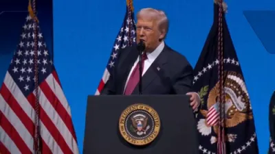 טראמפ קריטיקירט דעמאקראטן פארן האלטן האסטידזש די אמעריקאנע בירגער מיט די שאטדאון 