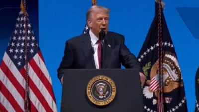 טראמפ זאגט אז דעמאקראטן שטופן אן "עקאנאמישע נייטמער" בשעת ער ברענגט א בעסערע עקאנאמיע.