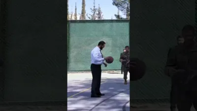 דער סירישע פרעזידענט שפילט באל מיט אמעריקאנע מיליטערישע פירער איידערן זיך טרעפן מיט פרעזידענט טראמפ דעם קומענדיגע מאנטאג 