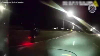 א ספידינג מאטארביציקל דרייווער געכאפט אין אוסטראליע 