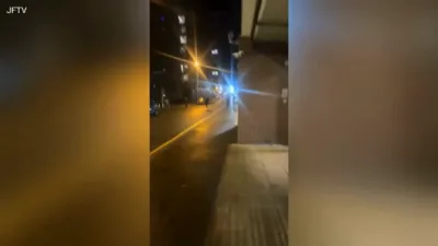 פארמאסקירטע פראטעסטירער אין ענגלאנד האבן געווארפן פייער קרעקערס אויף די פאליציי 