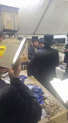 הרה"צ רבי אלימלך בידערמאן שליט"א ביים ציון פון הייליגן חזון איש זי"ע לרגל די יארצייט 