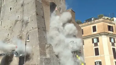 היסטארישער רוים טורעם פאלט צוזאם און פארוואונדעט ארבעטער בשעת די רענאוואציע.