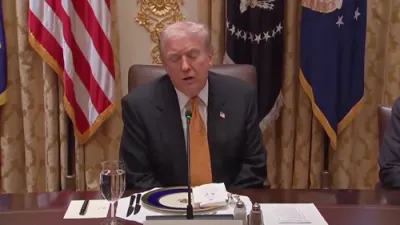 טראמפ זאגט אז ס'גייען בלייבן אמעריקאנע סאלדאטן אין ראמעניע