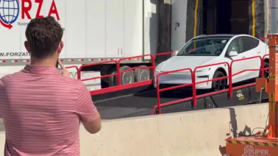 אויטאנאמישע טעסלא מאדעל "Y" פארט אליין ארויס פון טעקסאס פאבריק.