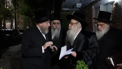 הרב עזרא פריעדלאנדער בן האדמו"ר מליסקא שליט"א נותן את מהודרת דוגמא של ספה"ק "טל חיים" מזקינו זי"ע לכ"ק אדמו"ר מצאנז קלויזנבורג שליט"א בשליחת אביו שליט"א