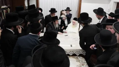 האדמו"ר מדינוב אויף א באזוך ביי  כ"ק גאב"ד ירושלים שליט"א אינאיינעם מיט די בחורי הישיבה 