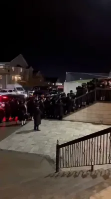 כ"ק אדמו"ר מסאטמאר שליט"א ווערט ארויסבאגלייט מיטן ניגון כי מלאכיו נאך א בר מצוה פון א אייניקל 