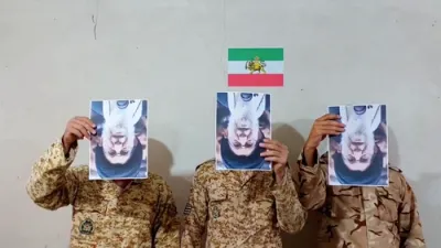 איראנע פראטעסטירער פארברענען די בילד פון כומעיני