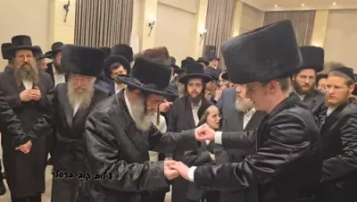 קינדער פון כ"ק האדמורי"ם מצאנז און וויזניץ שליט"א ביי א שמחת החתונה 