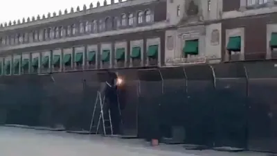 פרעזידענט פון מעקסיקא בויט א ריזיגע וואנט ביי די פאלאץ צו זיך באשיצן פון פראטעסטירער 