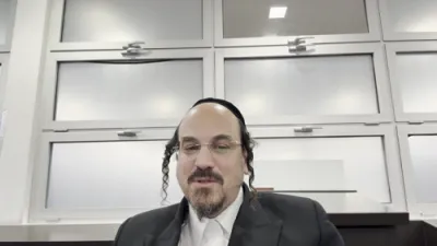 א הערליכע מעשה פון הרה"ק מסקווירא זי"ע "שגגה היוצא מפי השליט" - דורך הרב אליהו שווארץ ביים שיעור פון עמוד היומי דרשו - פסחים דף נג