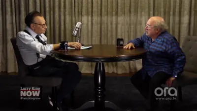 דעני דעוויטא קריטיקירט טראמפ אז ער גייט אויף ברעטער פון א דזשענעסעייד 