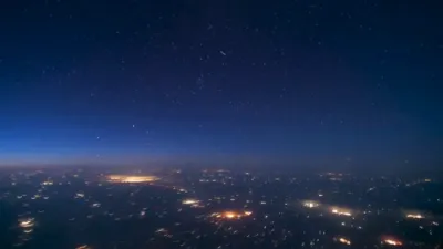 א הערליכע הימל סצענע ווערט געזען פון א פליגער