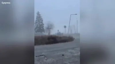 רוסישע סאלדאטן קומען אריין אין א אוקריינישע שטעטל אינמיטן א נעפל