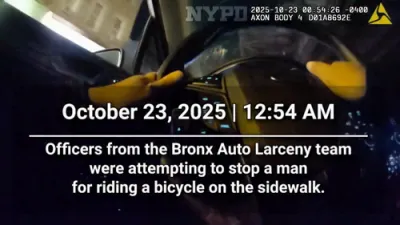 ניו יארק פאליציי שטעלט אפ א באוואפנטע מאטארביציקל דרייווער אין די בראנקס