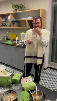 מאמענט רעדאקטער ר' מאיר שמואל הערמאן אין משפחה אפיס אין ארץ ישראל קאסט א פאלאפעל צום ערשטן מאל...