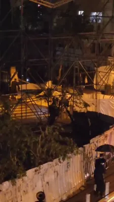 די דאך פון טענט וואס איז אנגעגרייט לכבודו פון כ"ק אדמו"ר מסאטמאר שליט"א אין בני ברק איז טיילוואז איינגעפאלן, די עסקנים האבן מצליח געווען אוועק צו שלעפן אלע ברוכווארג כדי די פאלייציי זאל נישט אפשפארן די טענט, בחסדי שמים איז פארמיטן געווארן א טרעגדיע