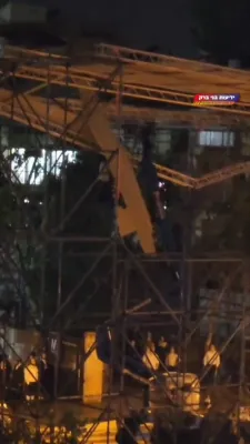 די דאך פון טענט וואס איז אנגעגרייט לכבודו פון כ"ק אדמו"ר מסאטמאר שליט"א אין בני ברק איז טיילוואז איינגעפאלן, די עסקנים האבן מצליח געווען אוועק צו שלעפן אלע ברוכווארג כדי די פאלייציי זאל נישט אפשפארן די טענט, בחסדי שמים איז פארמיטן געווארן א טרעגדיע