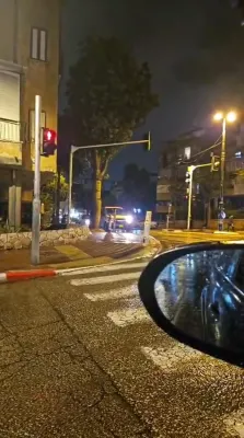 די דאך פון טענט וואס איז אנגעגרייט לכבודו פון כ"ק אדמו"ר מסאטמאר שליט"א אין בני ברק איז טיילוואז איינגעפאלן, די עסקנים האבן מצליח געווען אוועק צו שלעפן אלע ברוכווארג כדי די פאלייציי זאל נישט אפשפארן די טענט, בחסדי שמים איז פארמיטן געווארן א טרעגדיע