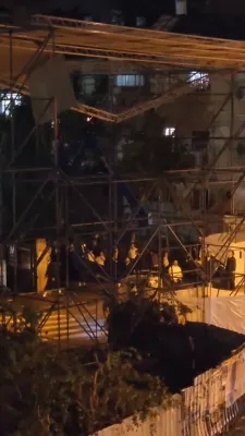 די דאך פון טענט וואס איז אנגעגרייט לכבודו פון כ"ק אדמו"ר מסאטמאר שליט"א אין בני ברק איז טיילוואז איינגעפאלן, די עסקנים האבן מצליח געווען אוועק צו שלעפן אלע ברוכווארג כדי די פאלייציי זאל נישט אפשפארן די טענט, בחסדי שמים איז פארמיטן געווארן א טרעגדיע