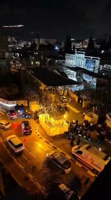 די דאך פון טענט וואס איז אנגעגרייט לכבודו פון כ"ק אדמו"ר מסאטמאר שליט"א אין בני ברק איז טיילוואז איינגעפאלן, די עסקנים האבן מצליח געווען אוועק צו שלעפן אלע ברוכווארג כדי די פאלייציי זאל נישט אפשפארן די טענט, בחסדי שמים איז פארמיטן געווארן א טרעגדיע