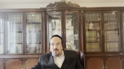 א הערליכע מעשה "דע קינד וואס האט מחנך געוועהן דע רבי'ן" דורך הרב אליהו שווארץ ביים שיעור פון עמוד היומי דרשו - הקדמה לפרק תמיד נשחט - ביאור על קרבן הפסח ומעשה הקרבנות 