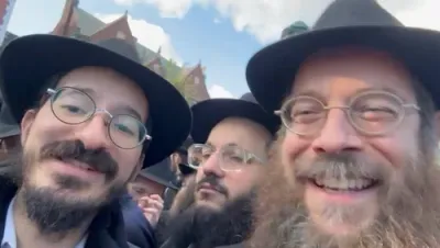 שלוחי חב"ד פון די גאנצע וועלט שטעלן זיך פאר א יערליכע בילד