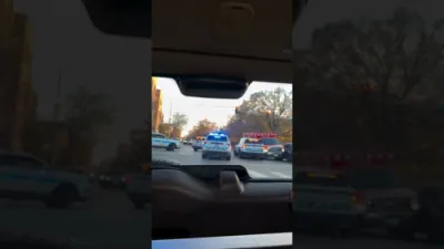 א פארברעכער אין שיקאגא אנטלויפט פון פאליציי מיט א אמבולאנס