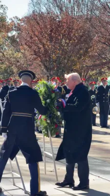טראמפ לייגט אראפ בלומען ביי די ארלינגטאן צערעמאניע 