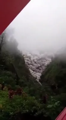 א ריזיגע וואולקעינאו אין אינדוניזיע פון 54 טויזנט פוס!