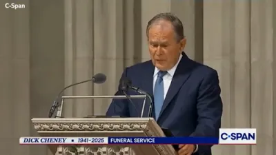 געוועזענער פרעזידענט בוש ביים אויסרימען זיין געוועזינער וויצע טשעני