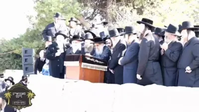 כ"ק אדמו"ר מסאטמאר שליט"א במעמד הקריעה קעגן מקום המקדש בדמעות שליש