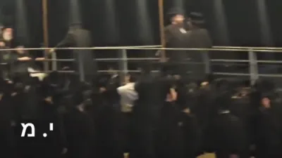 כ"ק אדמו"ר מבעלזא שליט"א קומט אן צום ציון פון אביו הרה"ק מבילגוריא ז"ל 