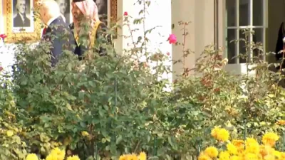 פרעזידענט טראמפ ווייזט פאר בין סאלמאן די בילדער פון אמעריקאנע פרעזידענטן אינדרויסן פון ווייסן הויז 