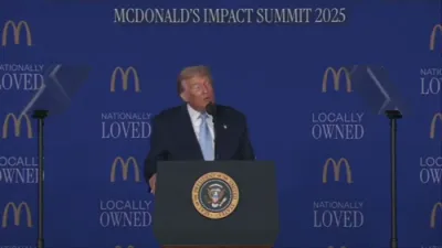 טראמפ מעלדט א זיג פון א טריליאן דאלאר שניטן אין רעגולאציעס.