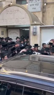 כ"ק אדמו"ר מסאטמאר שליט"א ביים ארויסקומען פון בית המדרש הגדול אין ירושלים נאך תפילת שחרית