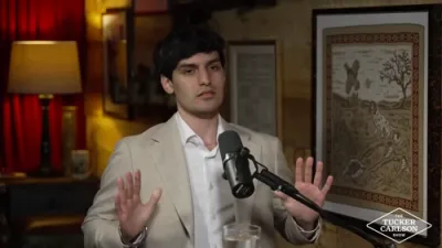 טאקער מאכט נאכאמאל א קאנטערווערסיע מיטן ארויפברענגען ניקי העילי'ס זוהן איבער אמעריקע לויעלעטי