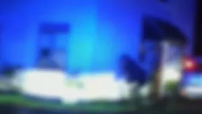 א אינגע דרייווער איז ארעסטירט געווארן נאכן דרייוון ווילד און אריינקראכן אין א הויז