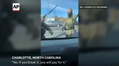 פעדעראלע אגענטן צוברעכן א קאר פענסטער ביים אויפפיקן אומלעגאלע אימיגראנטן 