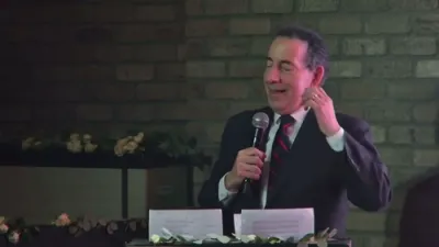 א דעמאקראטישע קאנגרעסמאן לאדנט איין רעפובליקאנע קאנגרעספרוי גרין אין די דעמאקראטישע פארטיי...