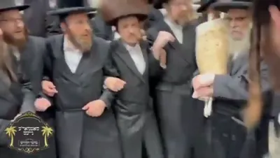 כ"ק אדמו"ר מסאטמאר שליט"א ביים הכנסת ס"ת אין ירושלים 