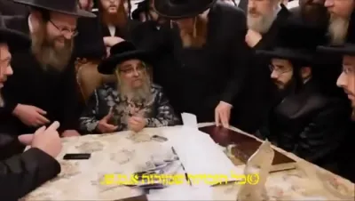 הרה"צ רבי אהרן מרדכי רוקח שליט"א באזוכט ביים פעטער כ"ק אדמו"ר מסאטמאר שליט"א 