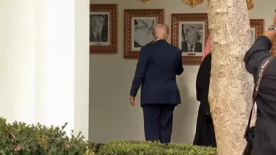 טראמפ ווייזט פאר די סאודיע קרוין פרינץ ביידען'ס אויטאפען