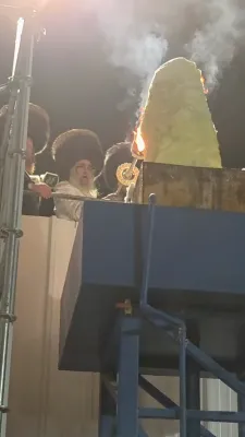 ערשטע חלק פון די גרויסארטיגע מעמד ההדלקה פון כ"ק אדמו"ר מסאטמאר שליט"א אין מירון